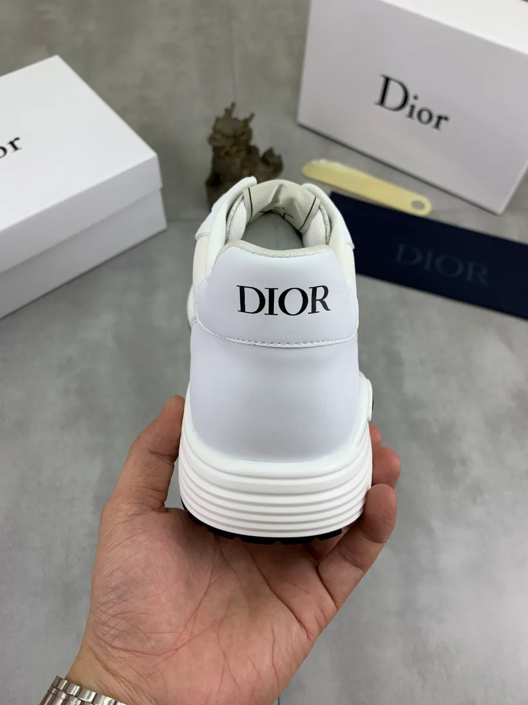 Men's shoes 💰P420 New Dior Chrono 2025 new product B30 series, in white and black fly woven series, decorated with computer-printed CD logo on both sides, star patch on the tongue and Dior logo on the heel, many details highlight the style. The interior is matched with the original color matching mesh, and the interior of the body is supported by low-temperature shaping sheets, and is filled with light feather cotton to keep the interior full and soft against the feet. The exclusive open-molded outsole adopts a one-piece molding process, so there is no need to worry about problems such as the opening and falling of sole decorative accessories. It is light and comfortable to wear, yet strong and wear-resistant. The two-color shoelaces are accessorized with exquisite metal five-pointed star pendants, creating a high-end, trendy and casual look at all times. Color: white black blue code number: 38-44 (45 customized)